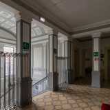 L�elegante scala con ringhiera in ferro ci porta al secondo piano

